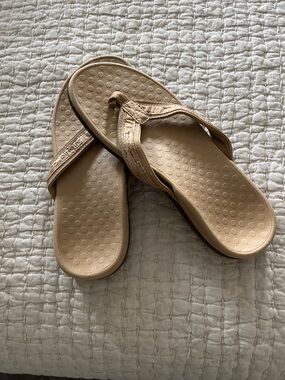 Vionic Women's Tan Flip Flop Sandals